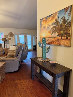 Interior - Peaceful 4 bed/2 bath home in North Peoria.  Heated pool/hot tub-NO extra charge (Peoria)