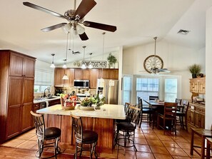 Dining - Peaceful 4 bed/2 bath home in North Peoria.  Heated pool/hot tub-NO extra charge (Peoria)