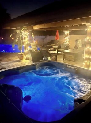 Outdoor spa tub - Peaceful 4 bed/2 bath home in North Peoria.  Heated pool/hot tub-NO extra charge (Peoria)