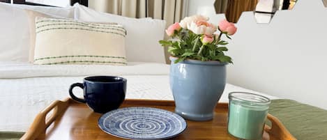 Tabla de planchar con plancha, wifi y ropa de cama