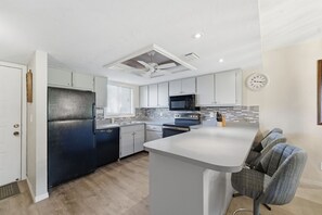 Fridge, microwave, oven, stovetop - Cross Creek Country Club Golfer's Paradise Condo (Fort Myers)