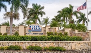 Property grounds - Cross Creek Country Club Golfer's Paradise Condo (Fort Myers)