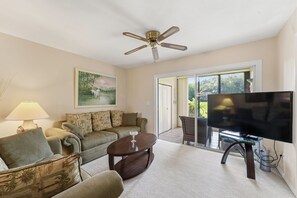 Books - Cross Creek Country Club Golfer's Paradise Condo (Fort Myers)