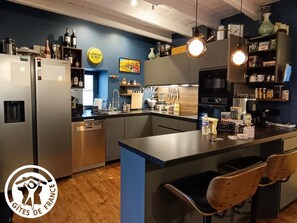 Frigorífico, microondas, horno y lavavajillas