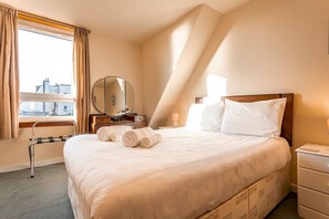 アイロン / アイロン台、WiFi (無料)、ベッドシーツ