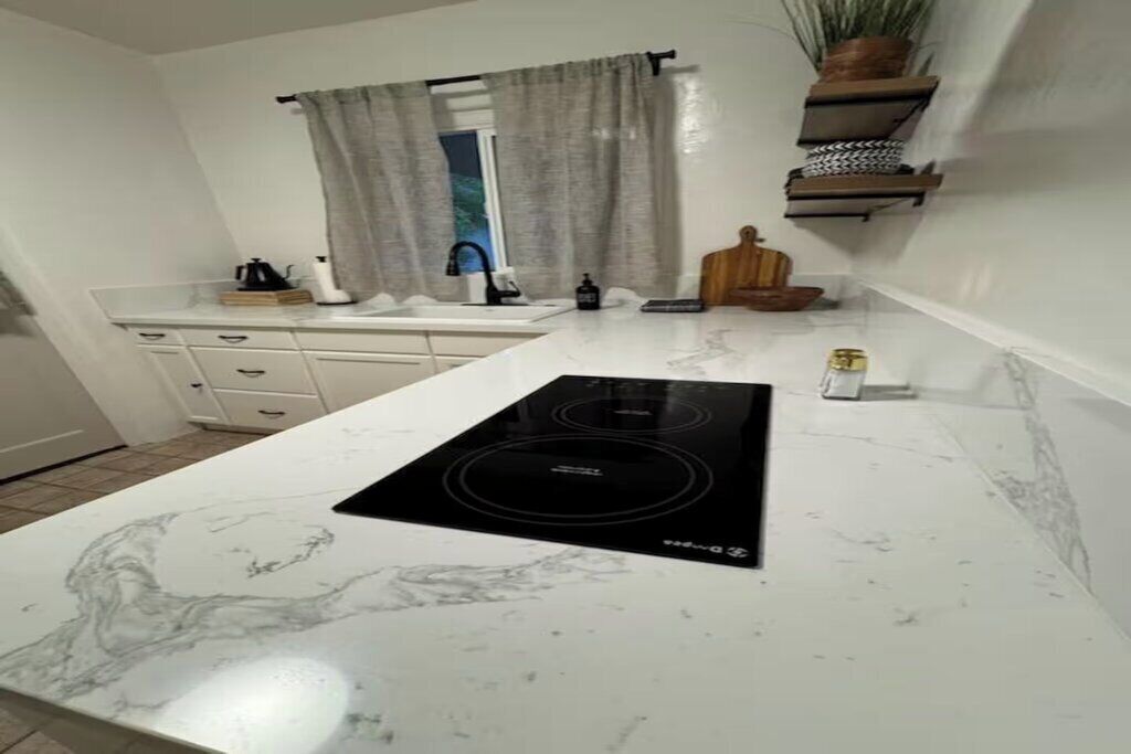 Køleskab, mikrobølgeovn, ovn, kogeplade