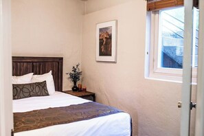 Desk, iron/ironing board, free WiFi, bed sheets - Charming Yosemite Basecamp + Walk to Downtown (Mariposa)