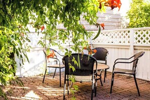 Terrace/patio - Charming Yosemite Basecamp + Walk to Downtown (Mariposa)