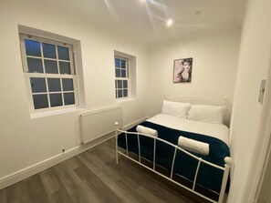 Iron/ironing board, Internet, bed sheets - 
Boswell Elite Two Bed Apartment (Croydon)