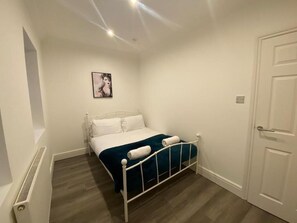 Iron/ironing board, Internet, bed sheets - 
Boswell Elite Two Bed Apartment (Croydon)
