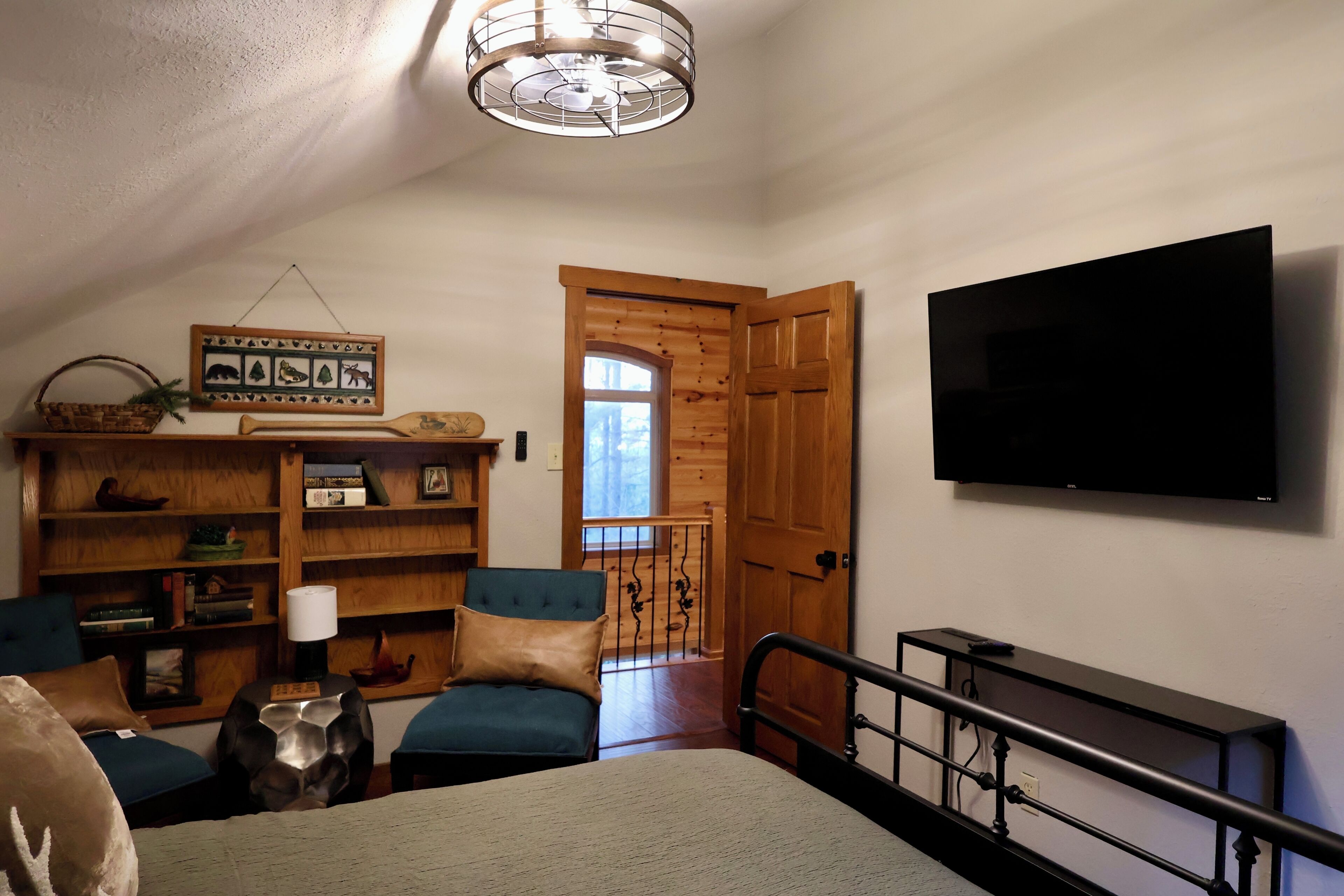 2 bedrooms, desk, iron/ironing board, travel cot