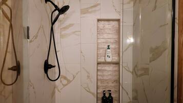 Ducha, secador de pelo, toallas, jabón