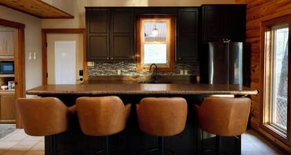 Secluded, Modern Cabin near Hot Springs Village, Oaklawn, HSParks, Lakes, Trails