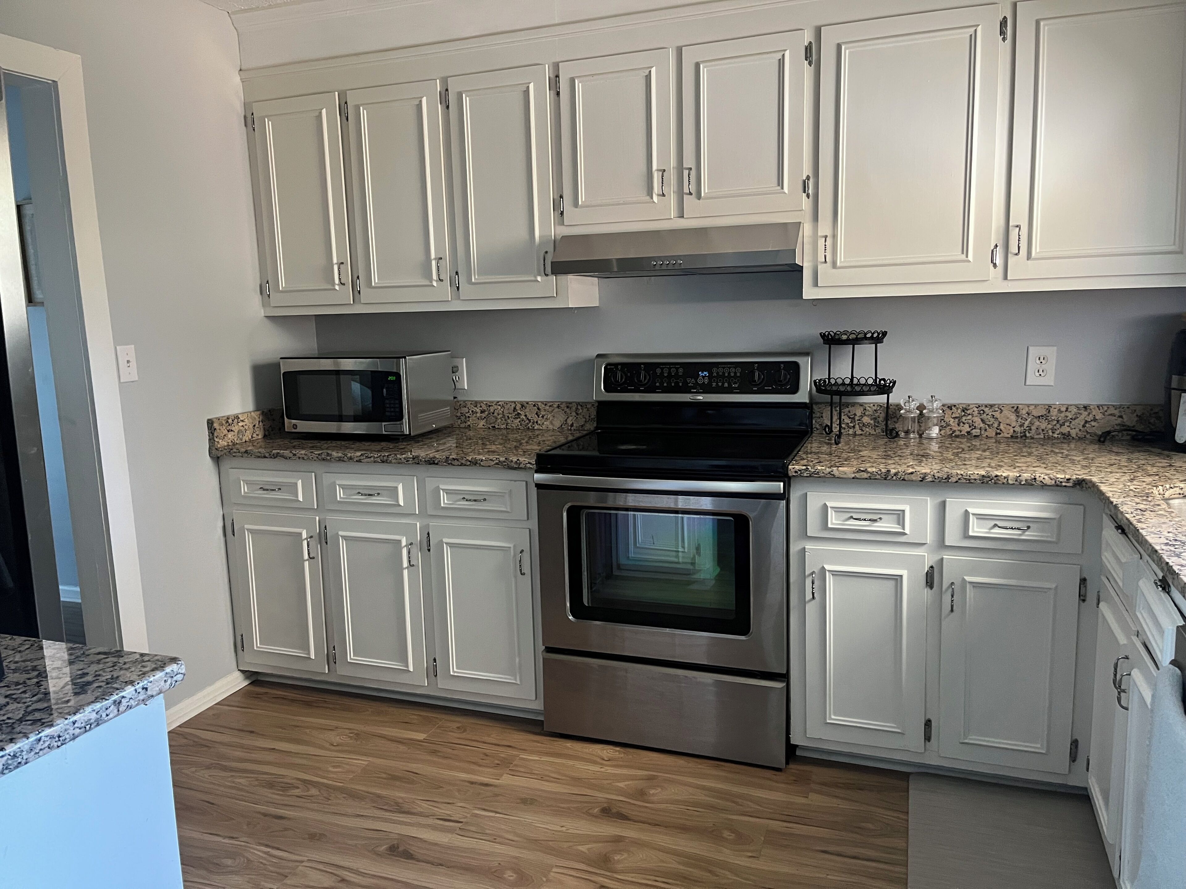 Jääkaappi, mikroaaltouuni, uuni, liesi