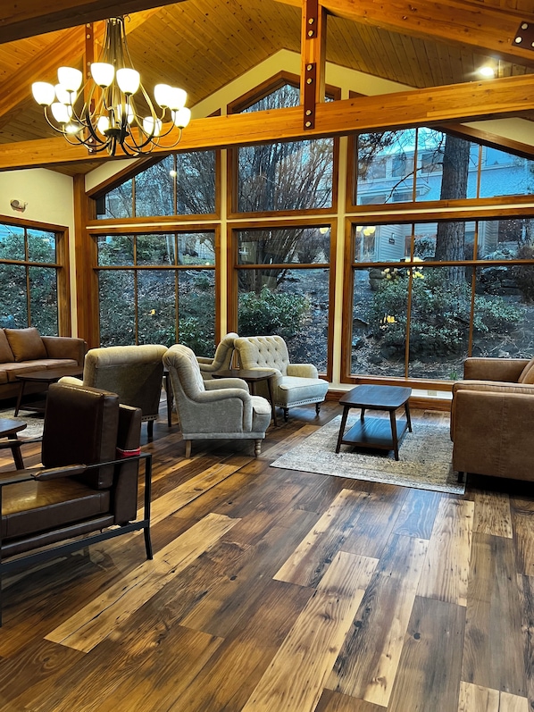 TV - Cascade 1BD Retreat at Seventh Mountain Near Mt. Bachelor & Deschutes River (Bend)