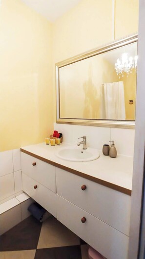 Haartrockner, Handtücher, Seife, Toilettenpapier