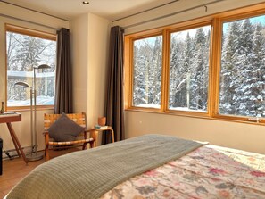 مكتب ومكواة/لوح كي وواي فاي مجانًا وملاءات أسرّة