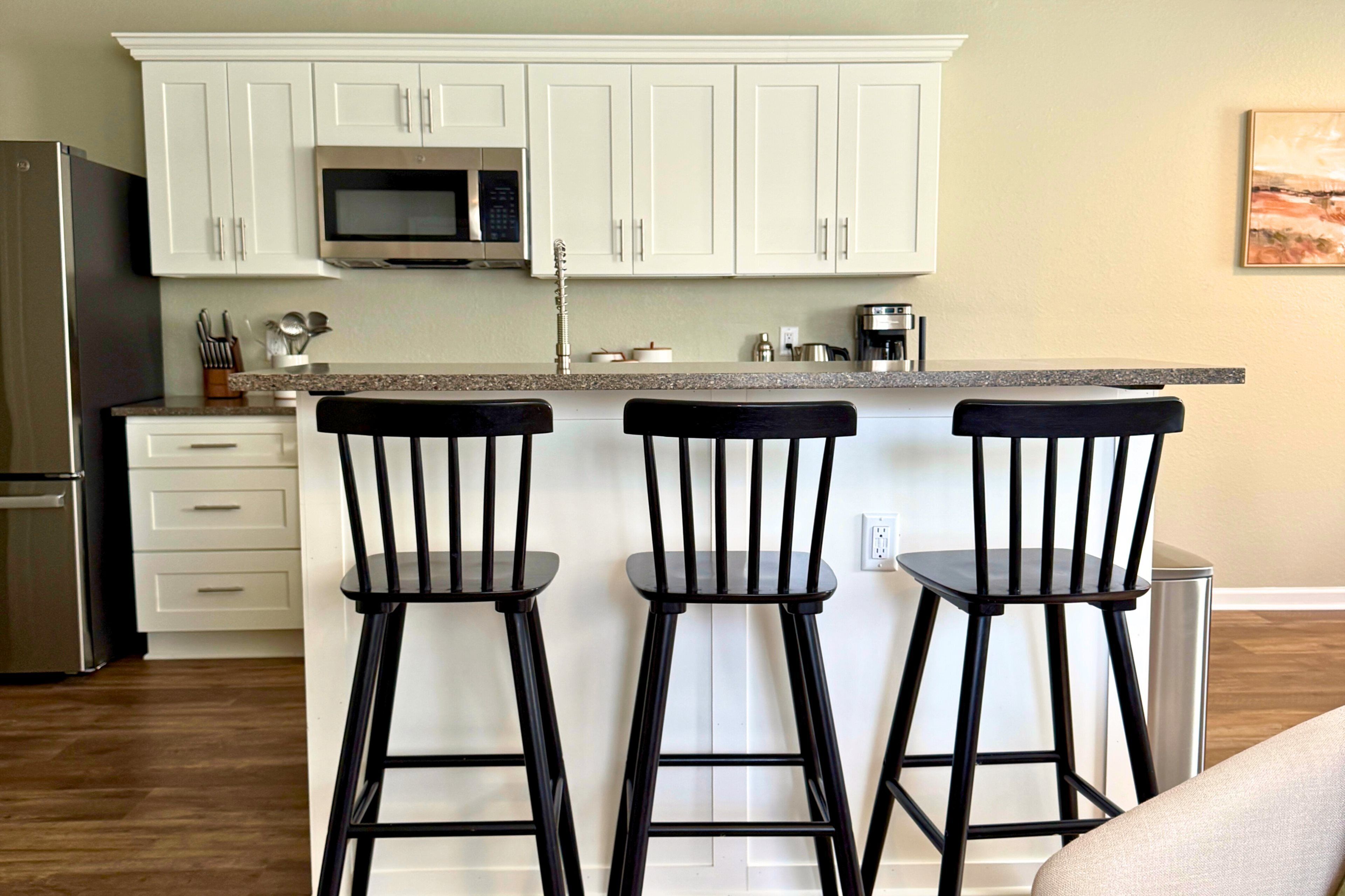 Een koelkast, een magnetron, een oven, een kookplaat