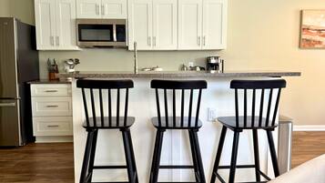 Een koelkast, een magnetron, een oven, een kookplaat