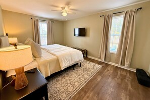 Tabla de planchar con plancha, wifi, ropa de cama