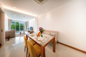 Suite with Pool View | มินิบาร์, ตู้นิรภัยในห้องพัก, ผ้าม่านกันแสง, Wi-Fi ฟรี