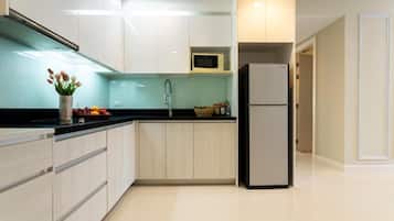 Suite with Pool View | Private kitchen | Mini-fridge, microwave, cookware/dishes/utensils