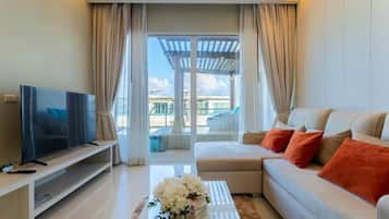 Suite with Pool View | Living area