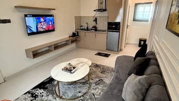 Escritorio, espacio para trabajar con laptop y cortinas blackout