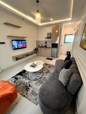 Classic Apartment | Desk, laptop workspace, blackout drapes, free WiFi