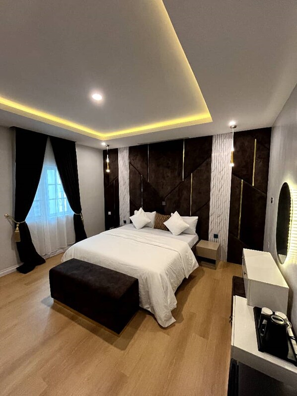 Executive Suite | Desk, laptop workspace, blackout drapes, free WiFi