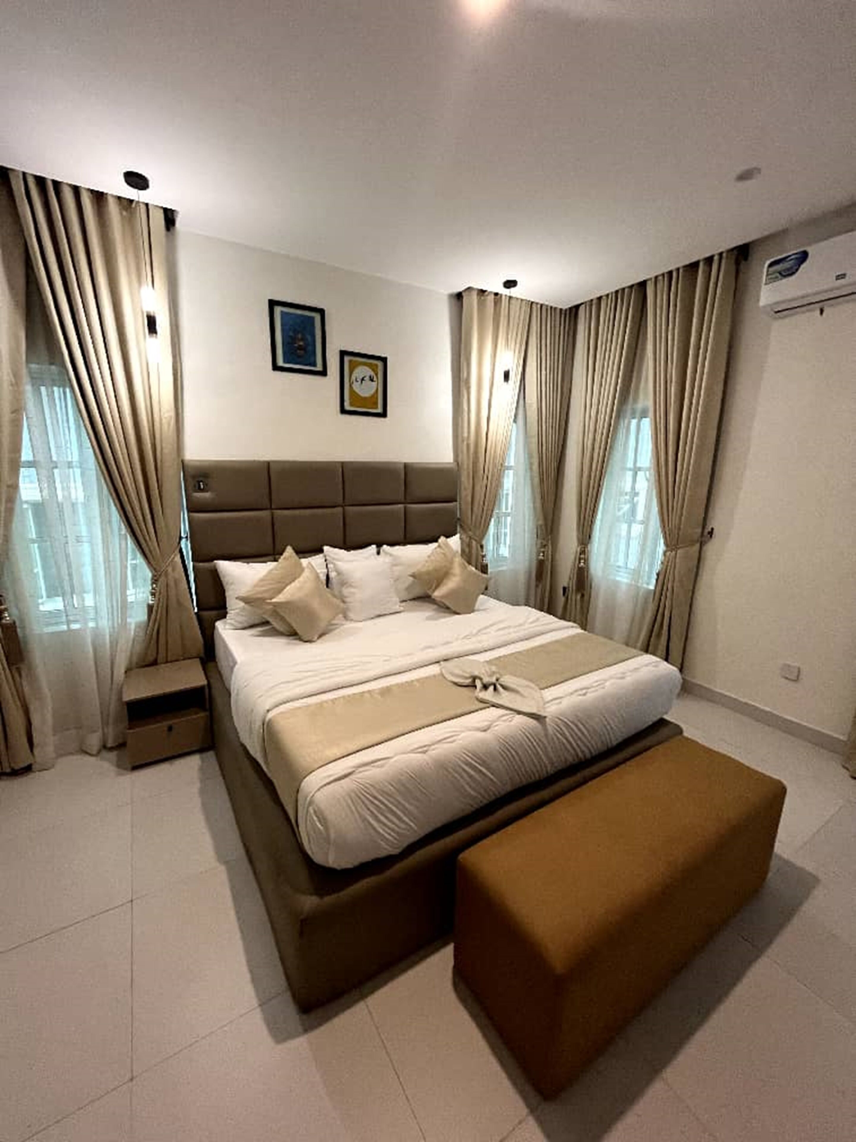 Apartemen Klasik | Meja kerja, ruang kerja ramah laptop, dan tirai kedap cahaya