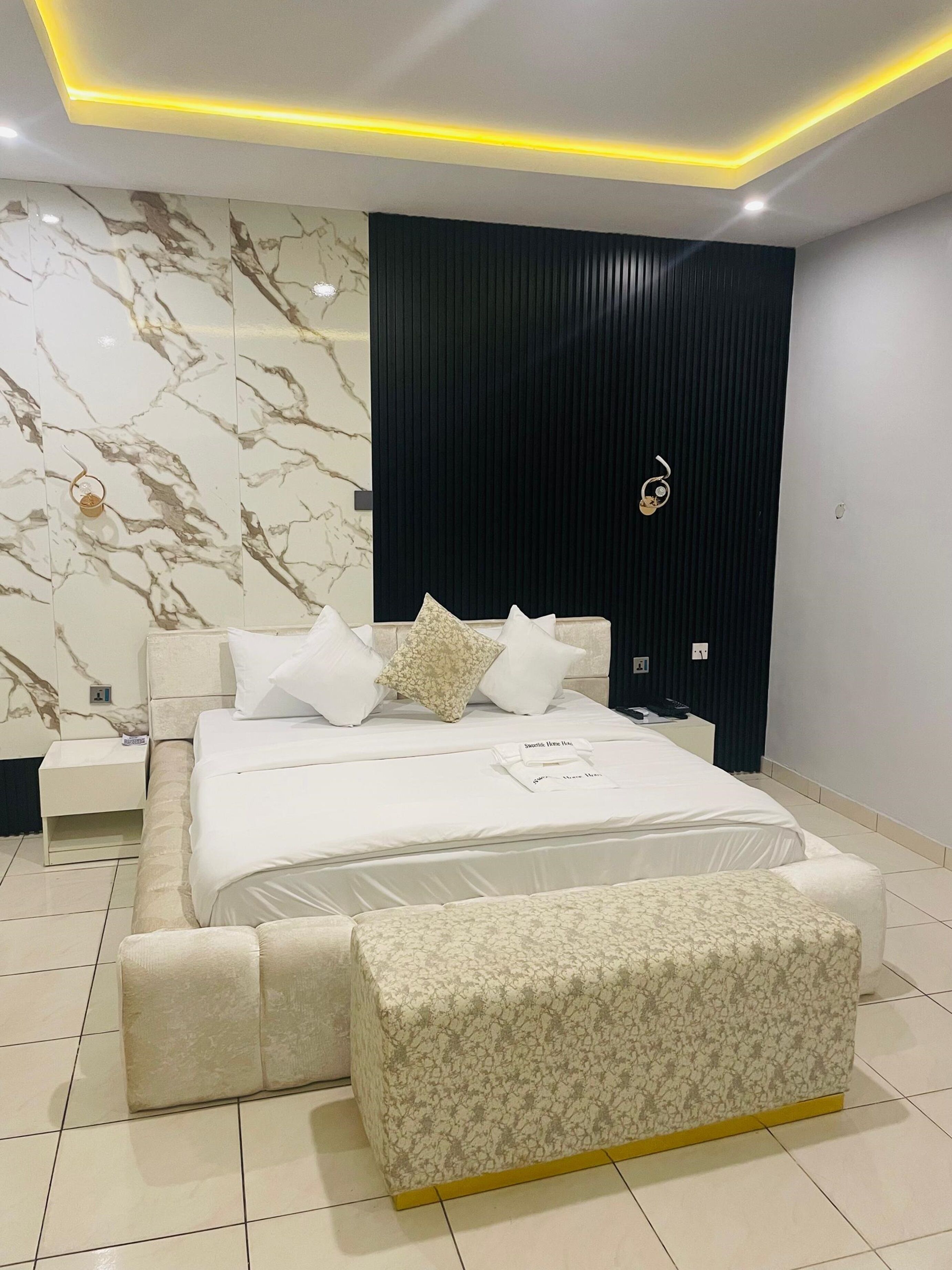 Suite Basic | Meja kerja, ruang kerja ramah laptop, dan tirai kedap cahaya