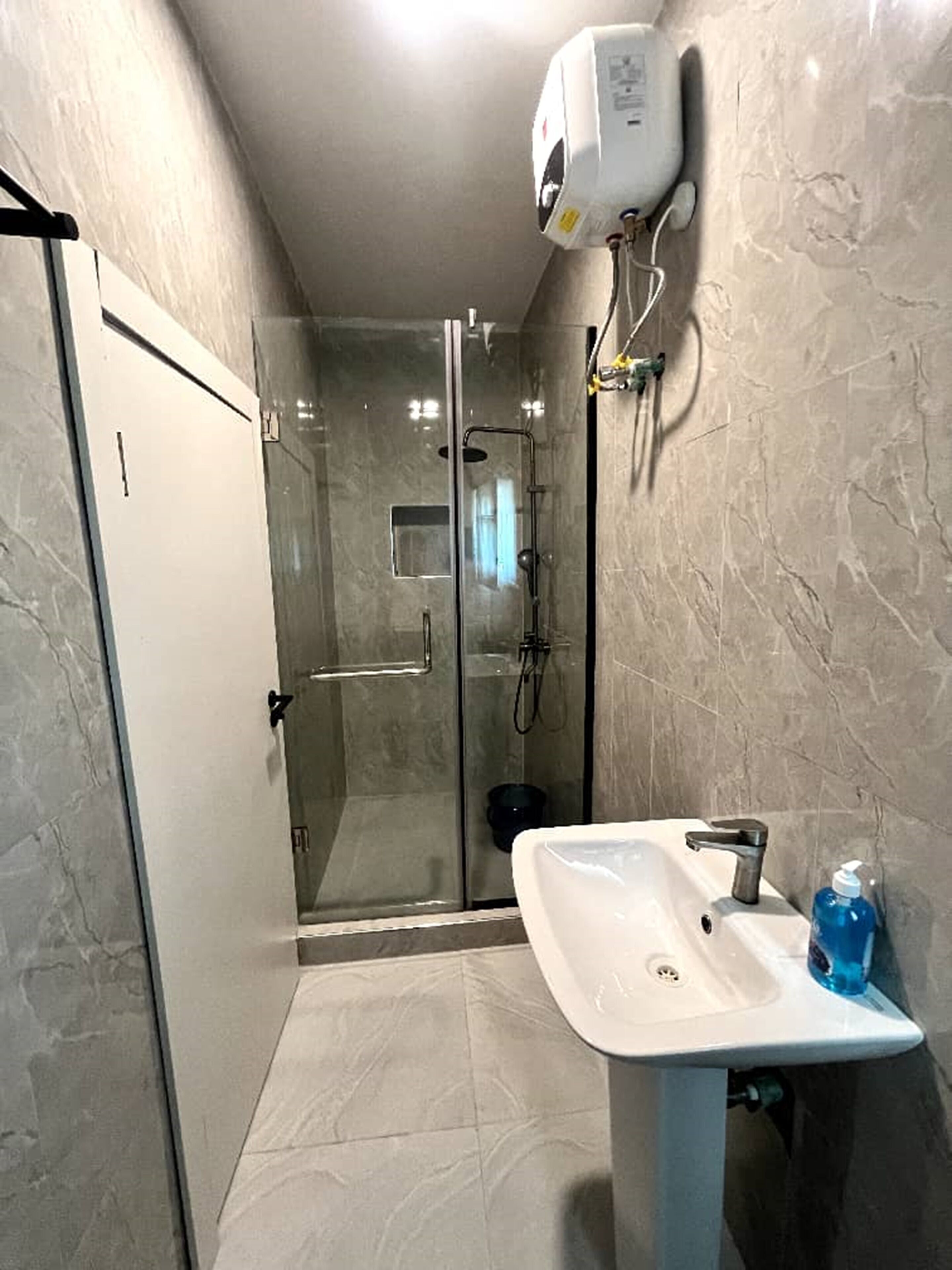 Klassiek appartement | Badkamer | Een douche, handdoeken, zeep, toiletpapier