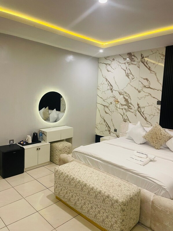 Basic Suite | Desk, laptop workspace, blackout drapes, free WiFi