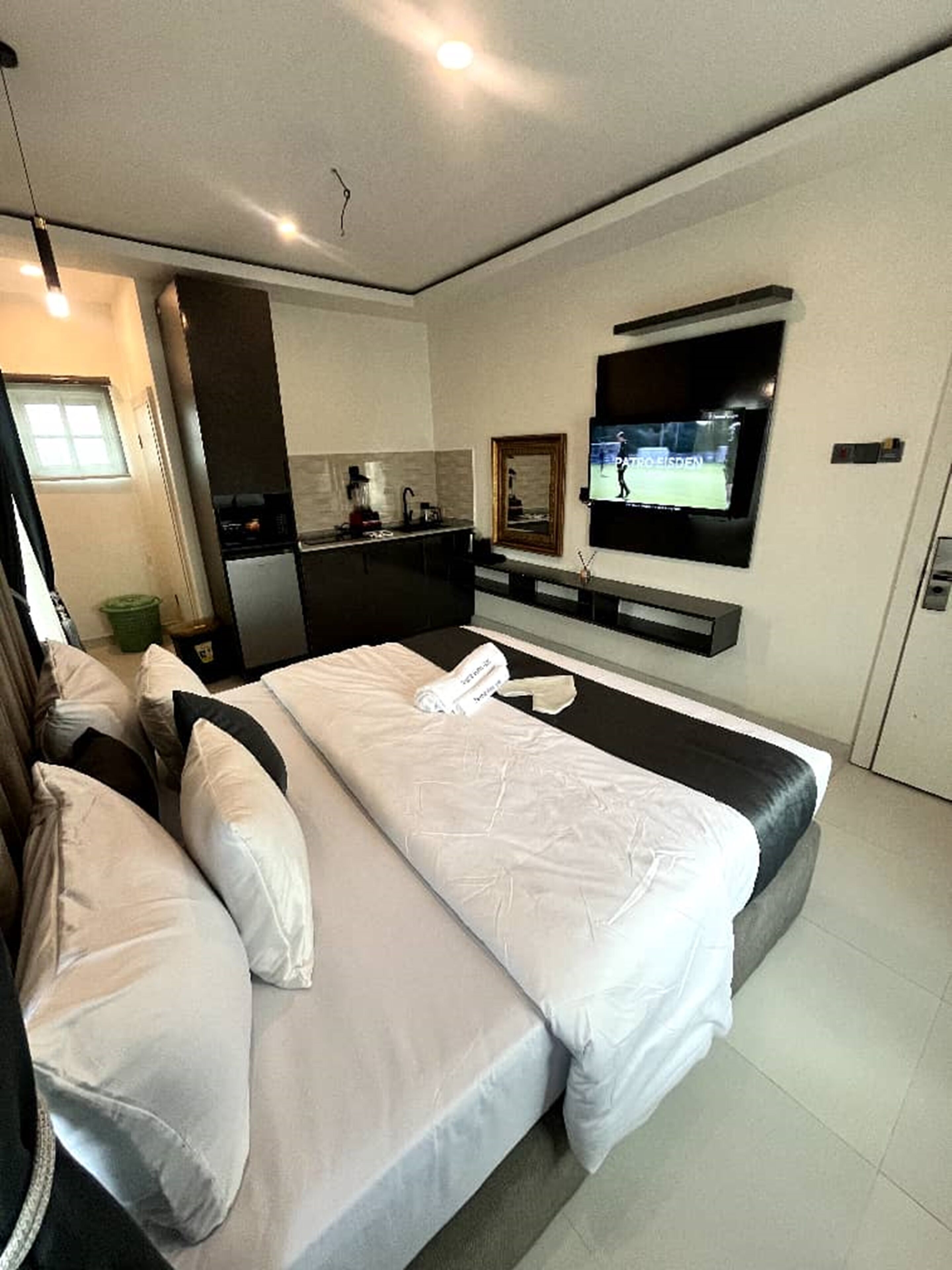 Studio | Meja kerja, ruang kerja ramah laptop, dan tirai kedap cahaya