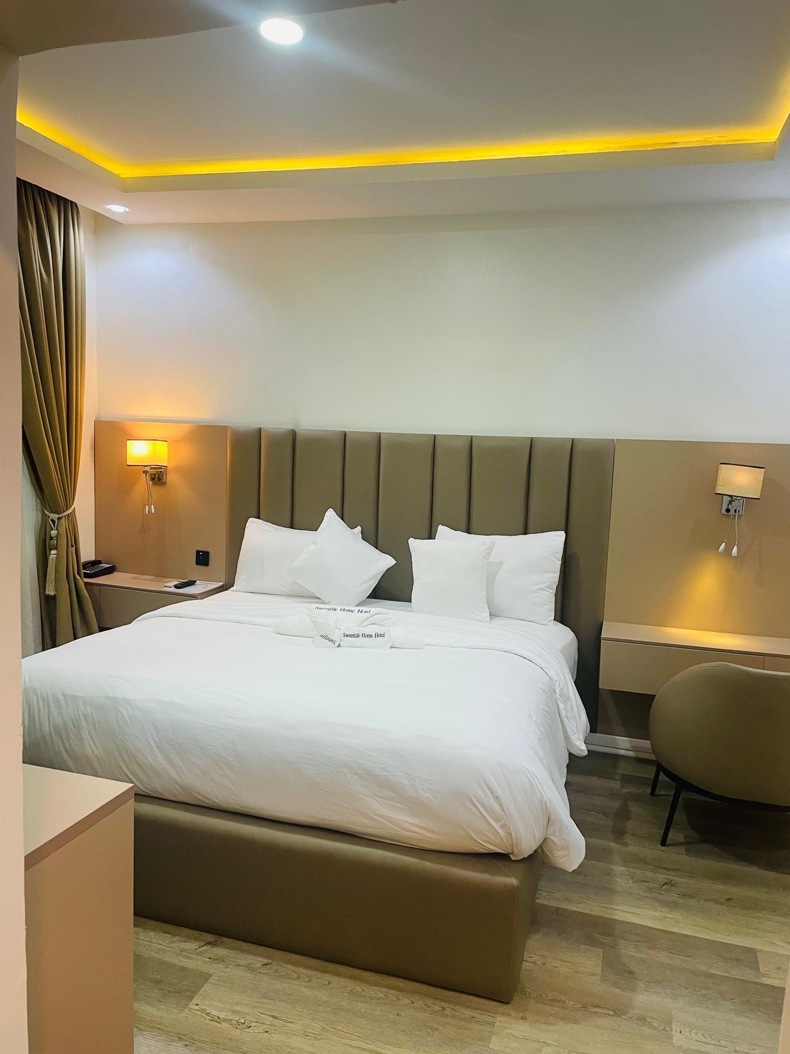 Kamar Deluks | Meja kerja, ruang kerja ramah laptop, dan tirai kedap cahaya