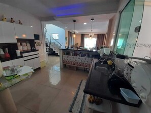 Private kitchen - 3 minutes from Taperapuan Beach, Porto Seguro. 5/4 best beach huts. Axé Mói, Tô Atôa (Porto Seguro)
