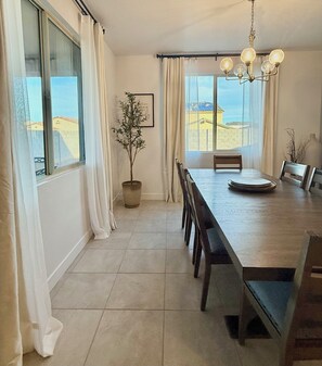 Dining - Spacious 4-bedroom house with AC in tranquil Glendale Luke Airforce base (Glendale)