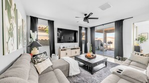 Smart TV, books - Spacious 4BR Near Luke AFB, State Farm Stadium & LA Dodgers (Glendale)