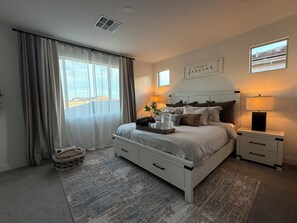 4 bedrooms, iron/ironing board, free WiFi, bed sheets - Spacious 4BR Near Luke AFB, State Farm Stadium & LA Dodgers (Glendale)