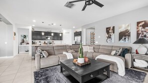 Smart TV, books - Spacious 4-bedroom house with AC in tranquil Glendale Luke Airforce base (Glendale)