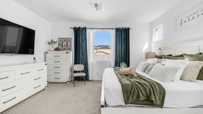 Iron/ironing board, free WiFi, bed sheets - Spacious 4-bedroom house with AC in tranquil Glendale Luke Airforce base (Glendale)