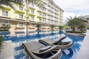 Una piscina al aire libre