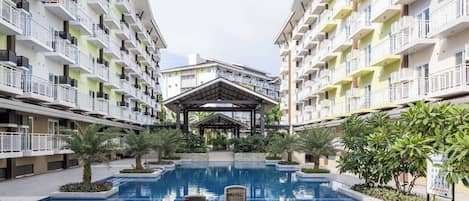Appart'hÎtel, accessible aux personnes à mobilité réduite, balcon | Piscine | Piscine extérieure