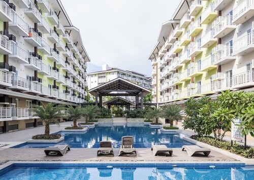 Stylish Condo 3-minutes to Airport, Poolview at Amani Grand Resort Residences