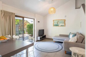 TV - Bayshore Bungalow 14 - Oceanstays (Byron Bay)