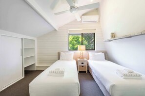 2 bedrooms, iron/ironing board, WiFi, bed sheets - Bayshore Bungalow 11 - Oceanstays (Byron Bay)