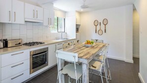 Een koelkast, een magnetron, een oven, een waterkoker