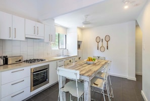 Fridge, microwave, oven, electric kettle - Bayshore Bungalow 11 - Oceanstays (Byron Bay)