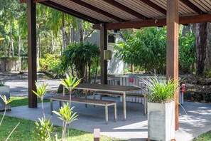 Outdoor dining - Bayshore Bungalow 9 - Oceanstays (Byron Bay)